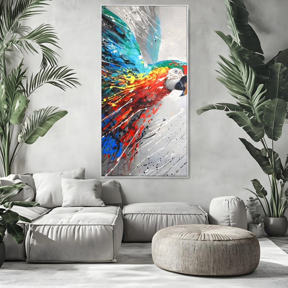 Tablou canvas cu tablou canvas cu papagal colorat, in rama de aluminiu argintiu, pe perete intr-un living